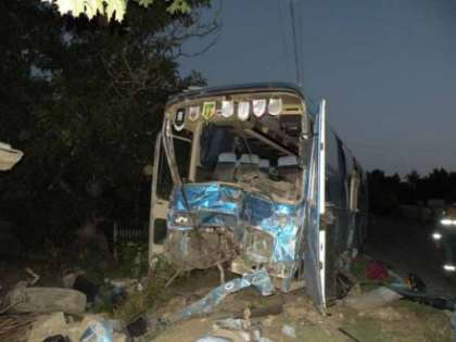 FOTO. O moldoveanca a murit in urma unui accident cumplit produs in Ucraina. Autobuzul a intrat intr-o casa de locuit