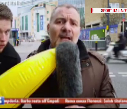 Reactia unui reporter cu o banana gonflabila, in timpul unei transmisii in direct. VIDEO