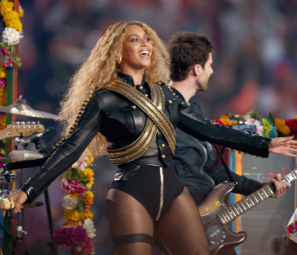 Beyonce, tribut lui Michael Jackson in show-ul de la Super Bowl. Artista a fost pe punctul de a cadea pe scena - VIDEO