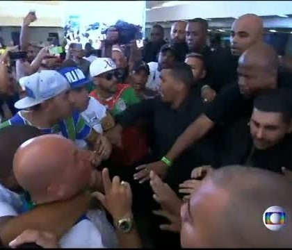 Bataie la finalul Carnavalului de la Rio. Scandalul a pornit de la refuzul juratilor de-a face publice notele de la defilare Bataie la finalul Carnavalului de la Rio. Scandalul a pornit de la refuzul juratilor de-a face publice notele de la defilare