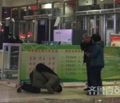 Moment emotionant intr-o gara din China. Motivul pentru care un barbat si-a cerut iertare in genunchi in fata parintilor - FOTO