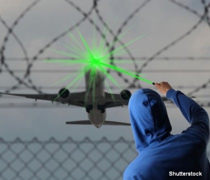 O gluma proasta a intors un avion din drum. Ce a patit un pilot dupa ce a fost "atacat" cu o raza laser