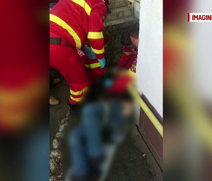 A cazut de la etajul 4 incercand sa intre in apartament prin balcon. Barbatul e in stare grava