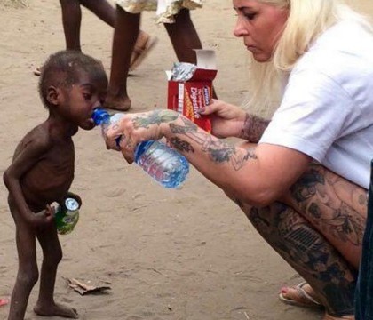 Imaginea cutremuratoare surprinsa intr-un sat din Nigeria. Motivul pentru care acest baietel de 2 ani a fost alungat de acasa
