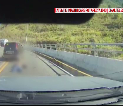 Accident filmat: Un motociclist este spulberat de o masina angajata intr-o depasire in curba si pe linie continua