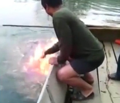 Momentul in care un lac ia foc sub privirile socate ale unui pescar. Cum a fost posibil acest lucru: VIDEO Momentul in care un lac ia foc sub privirile socate ale unui pescar. Cum a fost posibil acest lucru: VIDEO