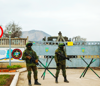 Raspunsul Rusiei la demonstratiile militare din Marea Neagra. Moscova trimite avioane, elicoptere si militari in Crimeea