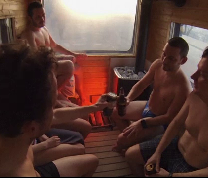 Un microbuz a fost transformat intr-o sauna mobila, in Budapesta. Surpriza de care au parte turistii inauntru Un microbuz a fost transformat intr-o sauna mobila, in Budapesta. Surpriza de care au parte turistii inauntru