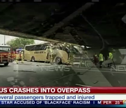 Socul trait de 10 australieni dupa ce autobuzul in care se aflau s-a lovit de un pod. Cum au fost scosi pasagerii