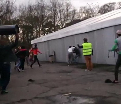Revolta in Belgia. Peste 100 de imigranti s-au batut dupa ce cativa barbati au atacat o fata pentru ca nu purta esarfa pe cap Revolta in Belgia. Peste 100 de imigranti s-au batut dupa ce cativa barbati au atacat o fata pentru ca nu purta esarfa pe cap