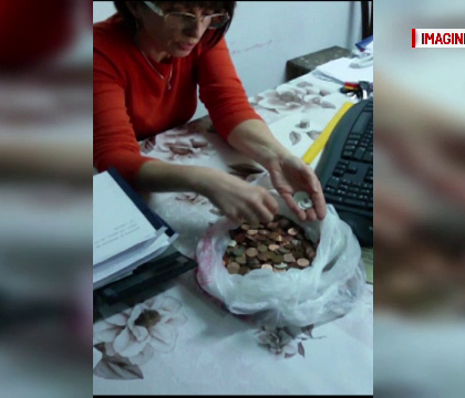 "Filmeaza aicea. Banii mei!" Un tanar din Galati si-a platit intretinerea cu 2,5 kilograme de monede. Reactia administratoarei "Filmeaza aicea. Banii mei!" Un tanar din Galati si-a platit intretinerea cu 2,5 kilograme de monede. Reactia administratoarei