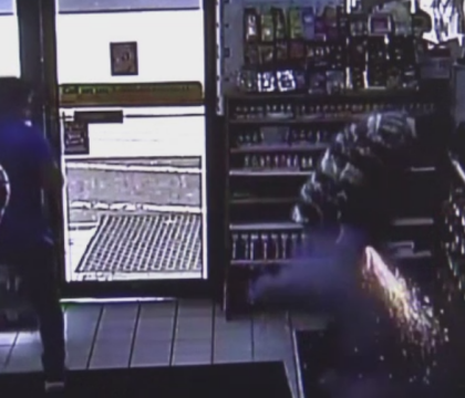 O tigara electronica i-a explodat in buzunar unui barbat, intr-un magazin. Camerele de supraveghere au filmat totul O tigara electronica i-a explodat in buzunar unui barbat, intr-un magazin. Camerele de supraveghere au filmat totul