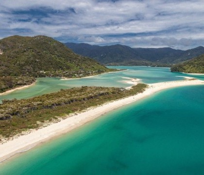 O plaja paradisiaca din Noua Zeelanda, salvata printr-o campanie de strangere de fonduri. Ce se putea intampla cu ea O plaja paradisiaca din Noua Zeelanda, salvata printr-o campanie de strangere de fonduri. Ce se putea intampla cu ea