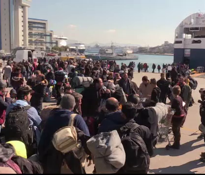 Europa, sufocata de valurile de migranti. Tensiuni intre Grecia si Austria; Ungaria creste productia de sarma ghimpata