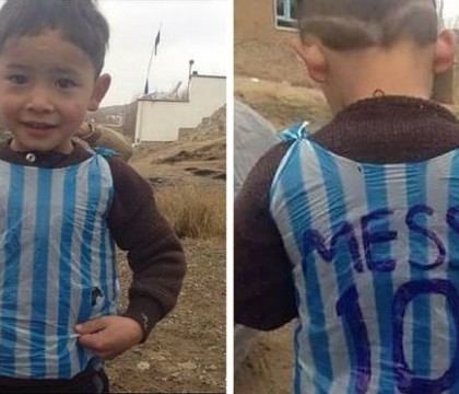 Baietelul care si-a facut tricou cu Messi dintr-o punga si-a intalnit idolul. Ce cadou i-a facut starul Barcelonei Baietelul care si-a facut tricou cu Messi dintr-o punga si-a intalnit idolul. Ce cadou i-a facut starul Barcelonei