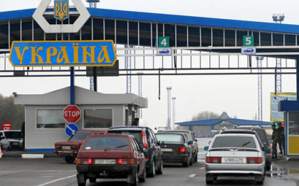 Au stat 15 ore in camp fara apa si hrana. Zeci de moldoveni, blocati in Ucraina Au stat 15 ore in camp fara apa si hrana. Zeci de moldoveni, blocati in Ucraina