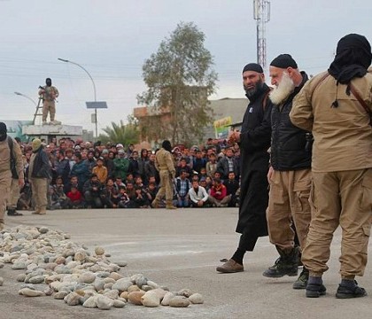 Doua adolescente acuzate de adulter au fost ucise in public, cu lovituri de pietre, de ISIS. Ce au patit partenerii lor