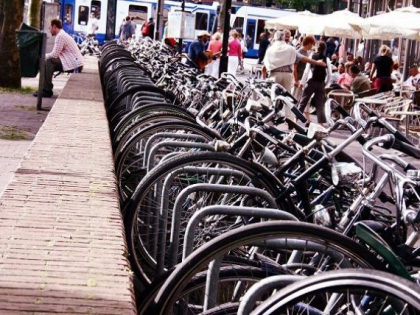 Tara din UE care are mai multe biciclete decat locuitori. A construit autostrazi si giratoriu suspendat pentru ciclisti. FOTO