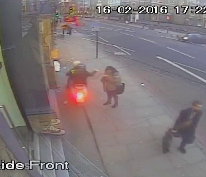 Metoda prin care hotii din Londra au inceput sa fure telefoane. Victimele abia daca isi dau seama ce se intampla Metoda prin care hotii din Londra au inceput sa fure telefoane. Victimele abia daca isi dau seama ce se intampla