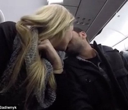 Zbura cu avionul, cu sotia lui, cand pilotul i-a dat o veste incredibila. Socul acestui barbat cand a aflat ca va fi tatic - VIDEO