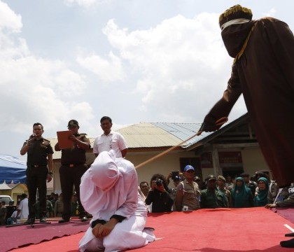 O adolescenta din Indonezia, pedepsita cu 50 de lovituri de bici, in public. Motivul absurd pentru care a fost acuzata