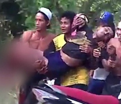 Imaginile terifiante in care un barbat este scos din apa imediat dupa ce piciorul i-a fost smuls de un crocodil. VIDEO Imaginile terifiante in care un barbat este scos din apa imediat dupa ce piciorul i-a fost smuls de un crocodil. VIDEO