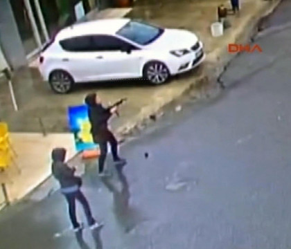 Teroare in Istanbul. Doua femei inarmate au deschis focul asupra unor politisti. Gruparea care a revendicat atacul. VIDEO Teroare in Istanbul. Doua femei inarmate au deschis focul asupra unor politisti. Gruparea care a revendicat atacul. VIDEO