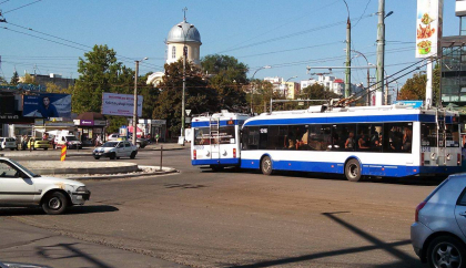 Doua troleibuze s-au CIOCNIT pe sensul giratoriu de pe strada Alecu Russo! S-au format ambuteiaje Doua troleibuze s-au CIOCNIT pe sensul giratoriu de pe strada Alecu Russo! S-au format ambuteiaje