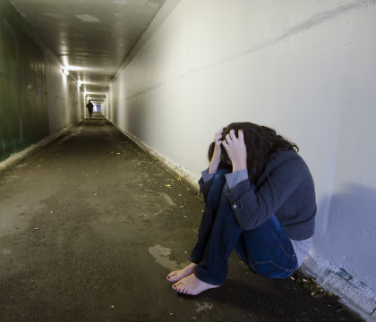 O eleva de 14 ani a fost violata de mai multi refugiati sarbi, dupa ce o alta eleva i-a intins o capcana. Cum a fost gasita O eleva de 14 ani a fost violata de mai multi refugiati sarbi, dupa ce o alta eleva i-a intins o capcana. Cum a fost gasita