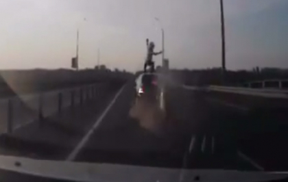 Accidentul care incalca legile fizicii! Ce pateste un motociclist dupa ce intra cu viteza intr-o masina. VIDEO Accidentul care incalca legile fizicii! Ce pateste un motociclist dupa ce intra cu viteza intr-o masina. VIDEO