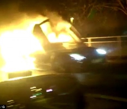Momentul in care un autoturism Lamborghini este inghitit de flacari, filmat cu mobilul: "Simt caldura de aici" - VIDEO Momentul in care un autoturism Lamborghini este inghitit de flacari, filmat cu mobilul: "Simt caldura de aici" - VIDEO