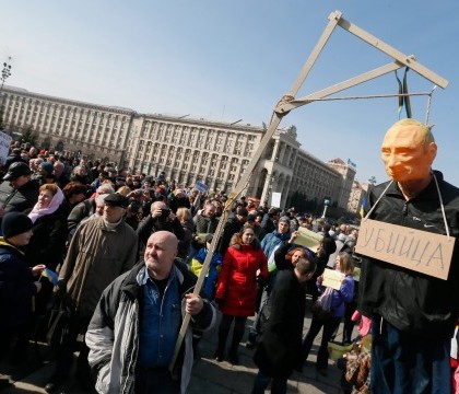 Ambasada Rusiei la Kiev, atacata cu pietre, oua si petarde de manifestanti. Reactia Moscovei dupa protestele violente - VIDEO Ambasada Rusiei la Kiev, atacata cu pietre, oua si petarde de manifestanti. Reactia Moscovei dupa protestele violente - VIDEO