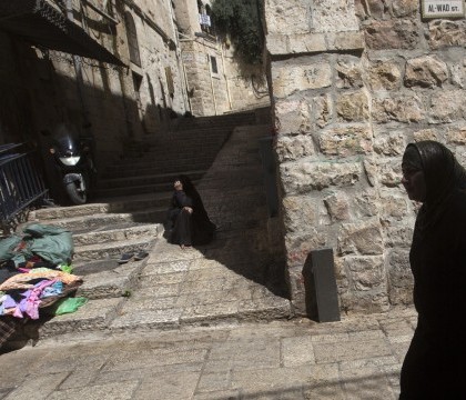 O femeie palestiniana a fost impuscata mortal de politisti, in Ierusalim. Femeia a vrut sa ii atace cu un cutit O femeie palestiniana a fost impuscata mortal de politisti, in Ierusalim. Femeia a vrut sa ii atace cu un cutit