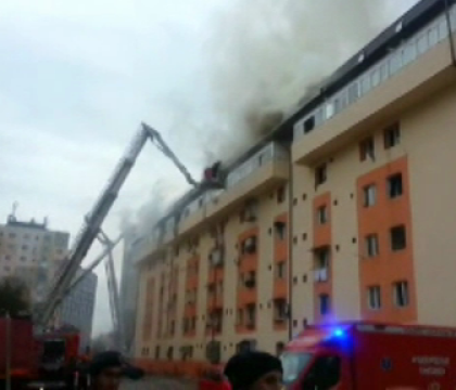 Incendiu puternic la Bucuresti. Zeci de locuinte de la mansarda unui bloc din zona 1 Decembrie au fost cuprinse de flacari - FOTO Incendiu puternic la Bucuresti. Zeci de locuinte de la mansarda unui bloc din zona 1 Decembrie au fost cuprinse de flacari - FOTO