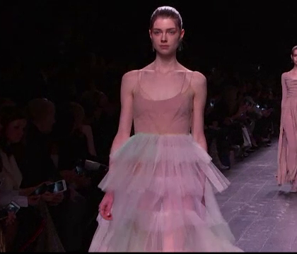 Noile colectii Chanel si Valentino aduc fusta care se "transforma" si costumul de balerina