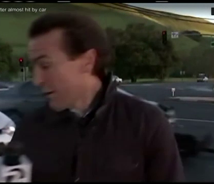 Un reporter american era sa moara in direct, dupa ce o soferita a confundat frana cu pedala de acceleratie. Cine l-a salvat - VIDEO Un reporter american era sa moara in direct, dupa ce o soferita a confundat frana cu pedala de acceleratie. Cine l-a salvat - VIDEO