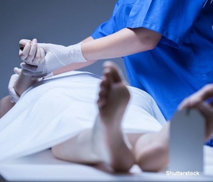 S-au plimbat cu mortul de la spital, acasa si inapoi la spital. Gafa angajatilor de la o morga