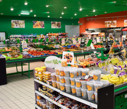 Magazinele din Franta nu mai au voie sa arunce alimentele care expira. Legea anti-risipa ar putea fi extinsa in UE Magazinele din Franta nu mai au voie sa arunce alimentele care expira. Legea anti-risipa ar putea fi extinsa in UE