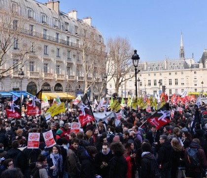 "Stare de urgenta, stat politienesc!". Manifestatii in Franta impotriva masurilor luate dupa atentatele din noiembrie "Stare de urgenta, stat politienesc!". Manifestatii in Franta impotriva masurilor luate dupa atentatele din noiembrie