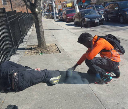 A vazut un om al strazii, iar ce a facut adolescentul in secunda urmatoare a impresionat o lume intreaga: "Exista speranta" A vazut un om al strazii, iar ce a facut adolescentul in secunda urmatoare a impresionat o lume intreaga: "Exista speranta"