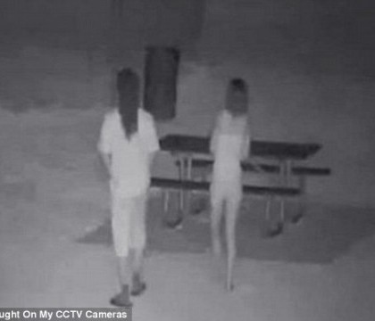 Razbunarea unui american, suparat ca tot mai multe cupluri se opreau sa intretina relatii sexuale langa casa sa - VIDEO Razbunarea unui american, suparat ca tot mai multe cupluri se opreau sa intretina relatii sexuale langa casa sa - VIDEO