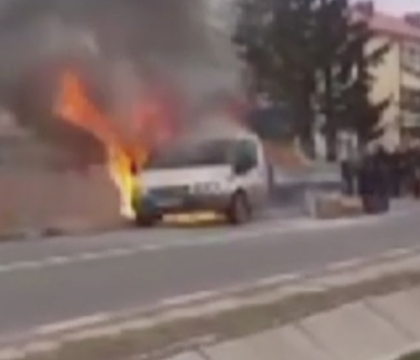 Transporta fier vechi cu o camioneta cand a vazut ca iese fum de sub capota. Incendiul urias care a pornit in scurt timp