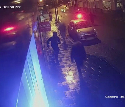Imaginile socante in care un barbat pe scuter impusca un grup de trei tineri in Londra - VIDEO