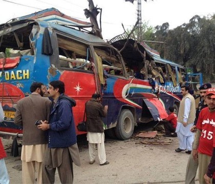 Cel putin 16 angajati ai guvernului Pakistanez, ucisi in explozia unui autobuz. Deflagratia, provocata de o bomba de 4 kg