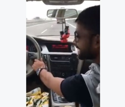 Un sofer inconstient s-a filmat in timp ce conducea masina de pe locul din dreapta volanului - VIDEO Un sofer inconstient s-a filmat in timp ce conducea masina de pe locul din dreapta volanului - VIDEO