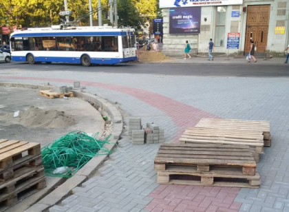 Pista pentru bicilisti de pe bulevardul Stefan cel Mare in stil moldovenesc. Internautii fac haz de necaz: "#nusaprimit" - GALERIE FOTO