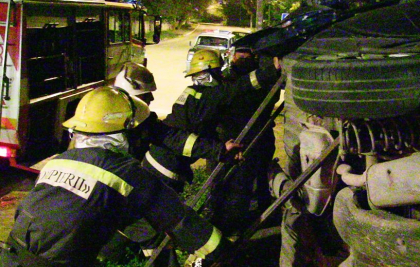 A ramas blocat in propria masina, dupa ce s-a izbit violent de un copac. Accident la Causeni