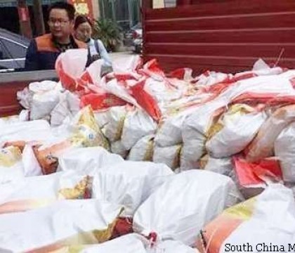 O femeie din China a strans atatea monede incat a chemat un camion sa le transporte. Ce a facut apoi cu ele
