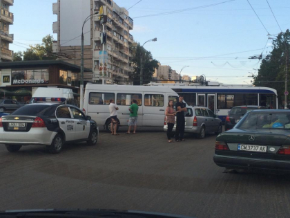 Inca un troleibuz implicat in accident pe sensul giratoriu de pe strada Alecu Russo. FOTO Inca un troleibuz implicat in accident pe sensul giratoriu de pe strada Alecu Russo. FOTO