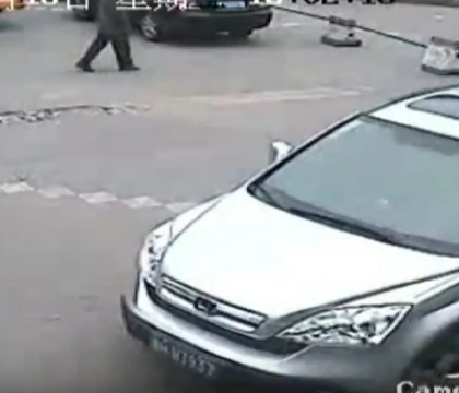 Imaginile surprinse de o camera de supraveghere intr-o statie de autobuz. Cum a trecut o masina peste un copil. VIDEO